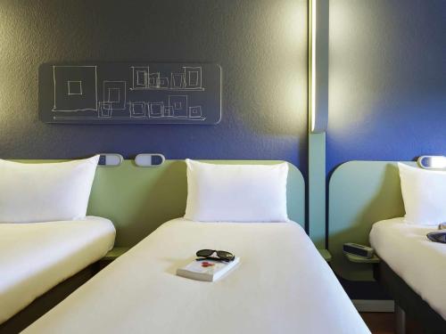 Habitación Triple con 3 camas individuales del hotel Ibis Budget Albi Terssac. Foto 2