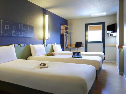 Habitación Triple con 3 camas individuales del hotel Ibis Budget Albi Terssac. Foto 4