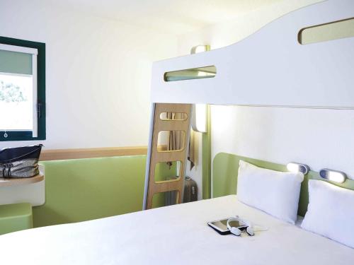 Habitación Triple del hotel Ibis Budget Albi Terssac. Foto 12