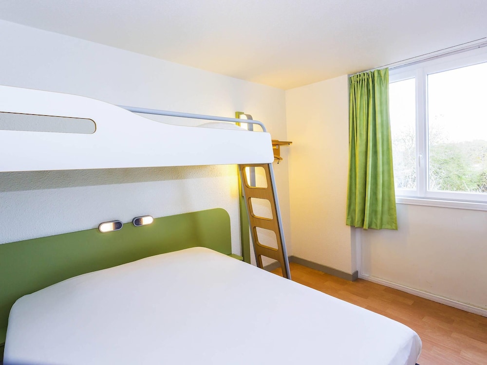 Habitación triple, varias camas del hotel Ibis Budget Lorient Hennebont