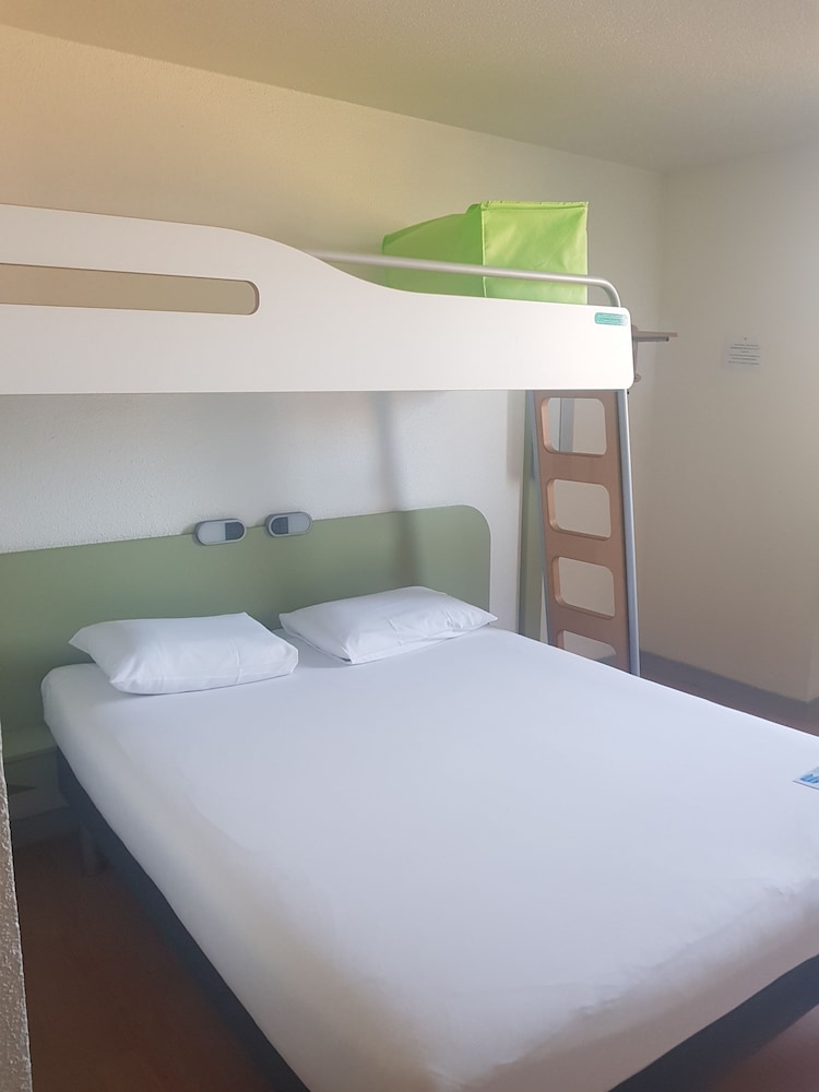 Habitación triple, varias camas del hotel Ibis Budget Lorient Hennebont. Foto 1