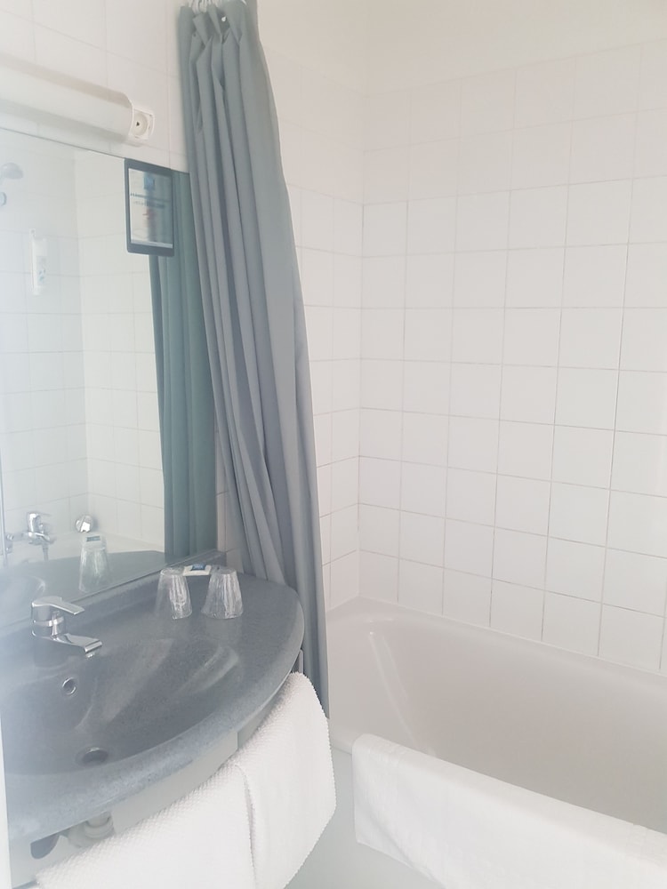 Habitación triple, varias camas del hotel Ibis Budget Lorient Hennebont. Foto 4