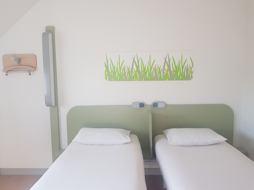 Habitación con 2 camas individuales, 2 camas individuales del hotel Ibis Budget Lorient Hennebont. Foto 2