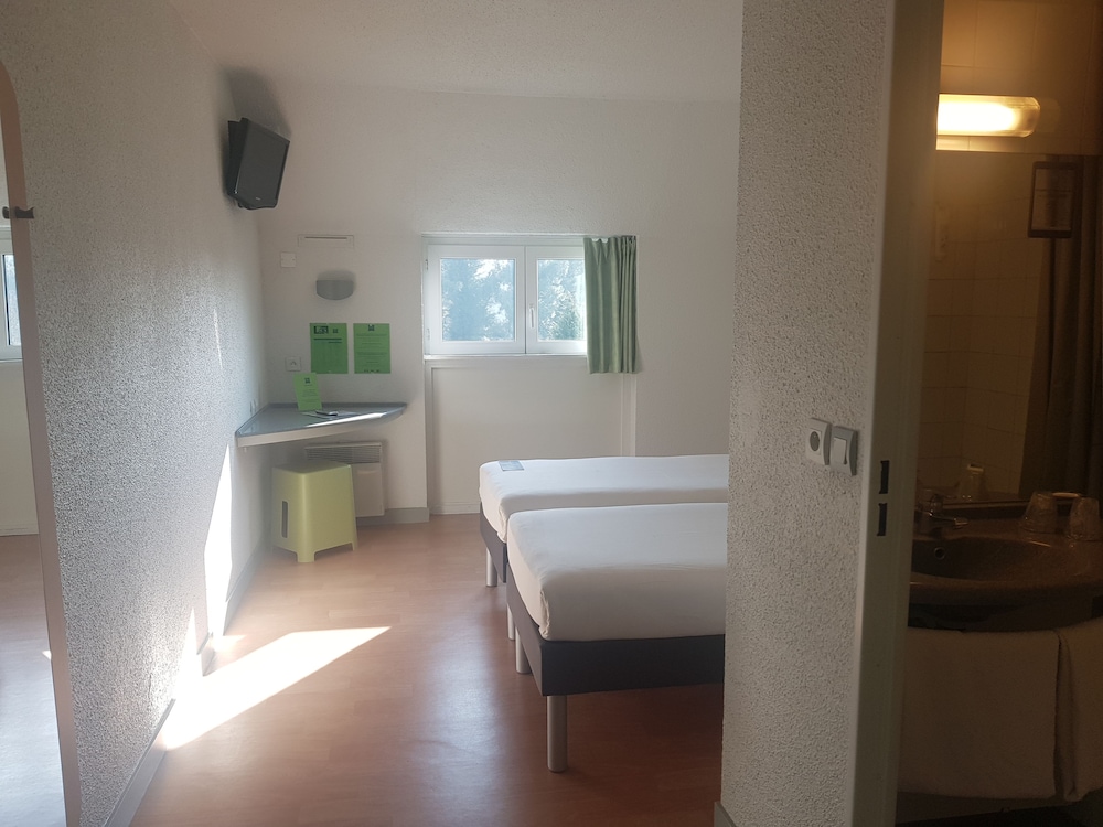 Habitación con 2 camas individuales, 2 camas individuales del hotel Ibis Budget Lorient Hennebont. Foto 3