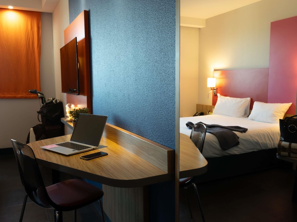 Habitación familiar con cama doble y sofá - cama doble del hotel Ibis Styles Romans-valence Gare Tgv. Foto 3