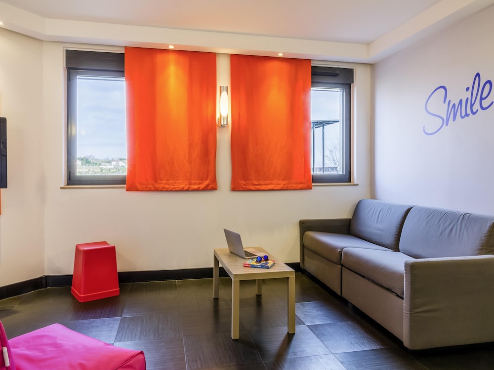 Suite familiar compuesta por dos habitaciones, cama doble y un sofá - cama doble del hotel Ibis Styles Romans-valence Gare Tgv. Foto 3