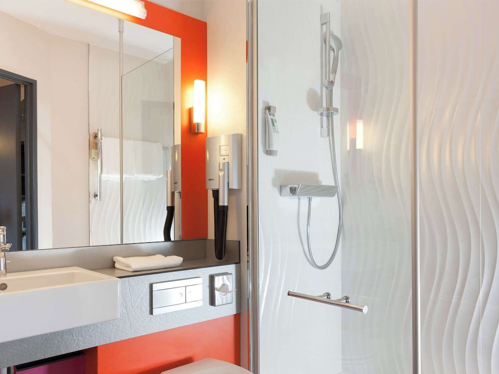 Suite familiar compuesta por dos habitaciones, cama doble y un sofá - cama doble del hotel Ibis Styles Romans-valence Gare Tgv. Foto 10