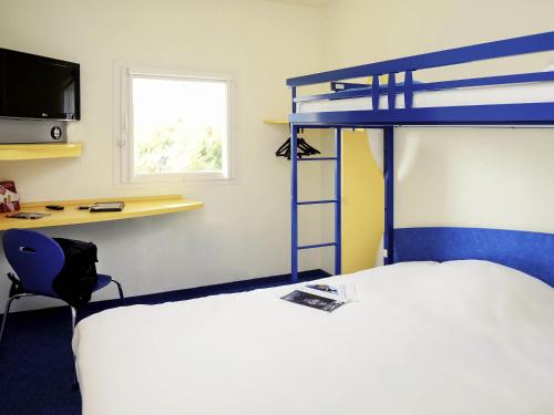 Habitación Doble con litera del hotel Ibis Budget Orleans Ouest Meung Sur Loire. Foto 9