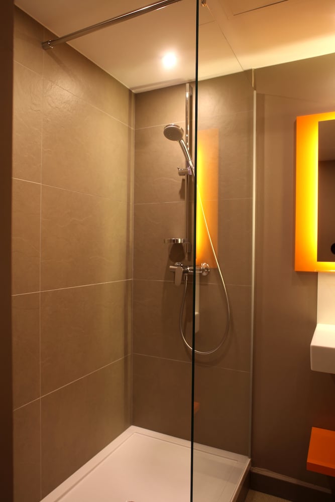 Habitación Estándar con 1 cama doble del hotel Ibis Styles Gien. Foto 3