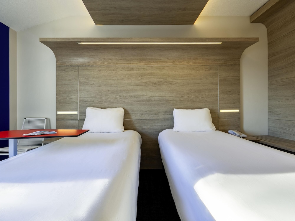 Habitación Standard con dos camas individuales del hotel Ibis Styles La Rochelle Centre. Foto 6