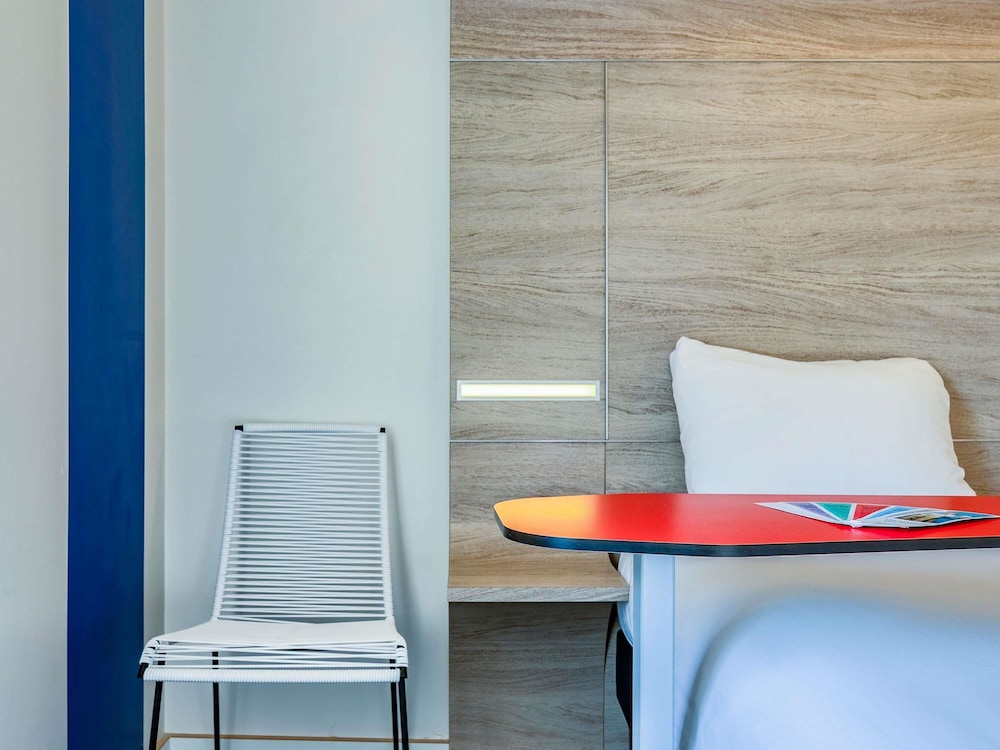 Habitación Standard con una cama doble y una cama individual del hotel Ibis Styles La Rochelle Centre. Foto 4