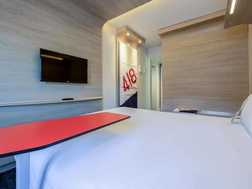 Habitación Standard con una cama doble y una cama individual del hotel Ibis Styles La Rochelle Centre. Foto 7