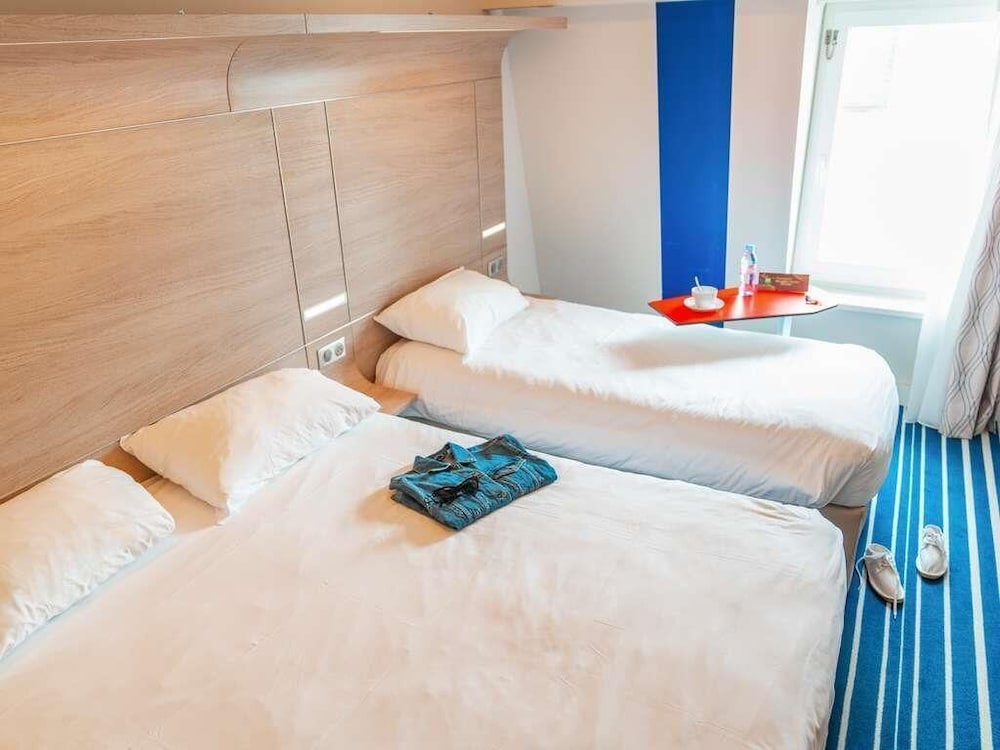 Habitación Standard con una cama doble y una cama individual del hotel Ibis Styles La Rochelle Centre. Foto 8