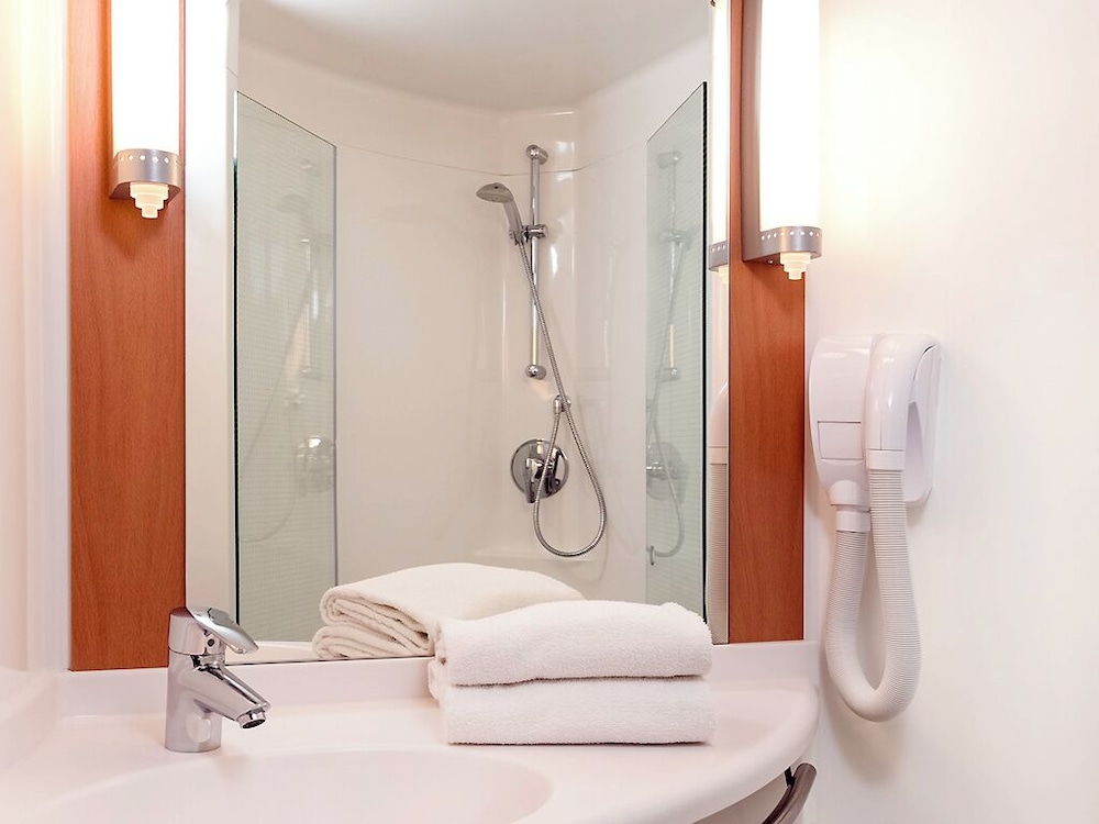 Habitación Estándar con 1 cama doble del hotel Ibis Vitré Centre. Foto 5