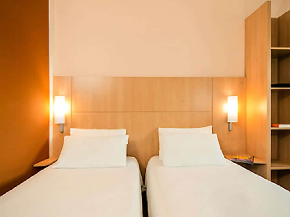 Habitación estándar con camas individuales del hotel Ibis Vitré Centre. Foto 1
