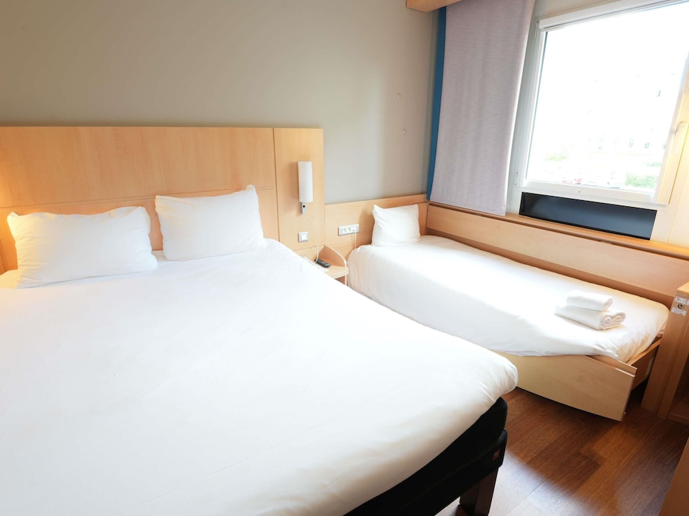 Habitación estándar con una cama doble y una cama individual del hotel Ibis Vitré Centre