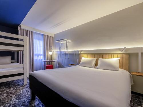 Room with One Double Bed and Sofa del hotel Ibis La Rochelle Centre Historique