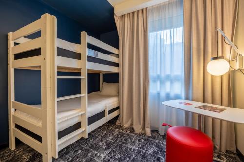 Room with One Double Bed and Sofa del hotel Ibis La Rochelle Centre Historique. Foto 1