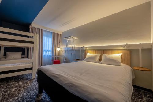 Room with One Double Bed and Sofa del hotel Ibis La Rochelle Centre Historique. Foto 2