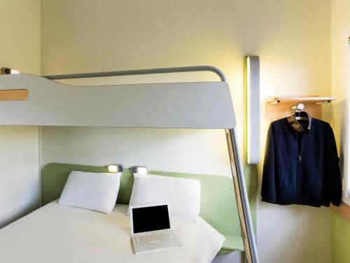 TRIPLE - Habitación con una cama grande y una cama litera del hotel Ibis Budget Lyon Gerland. Foto 7