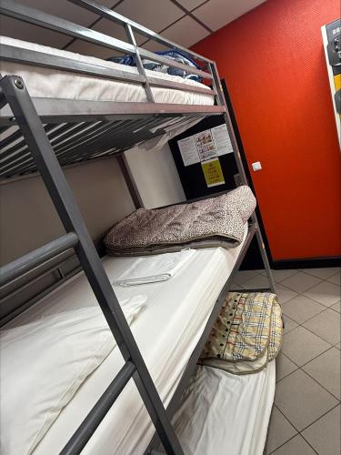 Cama Individual en habitación compartida masculina del hotel Peace & Love
