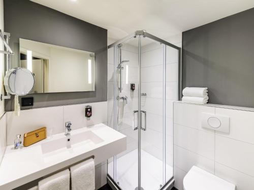 Habitación familiar con 1 cama doble y 1 sofá - cama del hotel Ibis Styles Halle