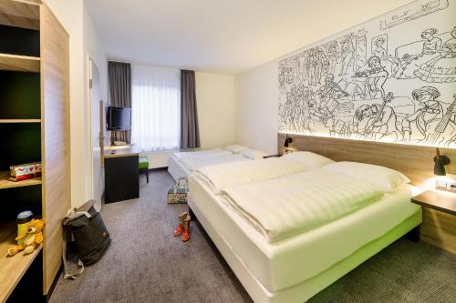 Habitación familiar con 1 cama doble y 1 sofá - cama del hotel Ibis Styles Halle. Foto 3