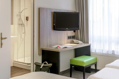 Habitación familiar con 1 cama doble y 1 sofá - cama del hotel Ibis Styles Halle. Foto 6