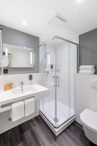 Suite estándar con 1 cama doble y 1 sofá - cama del hotel Ibis Styles Halle. Foto 6