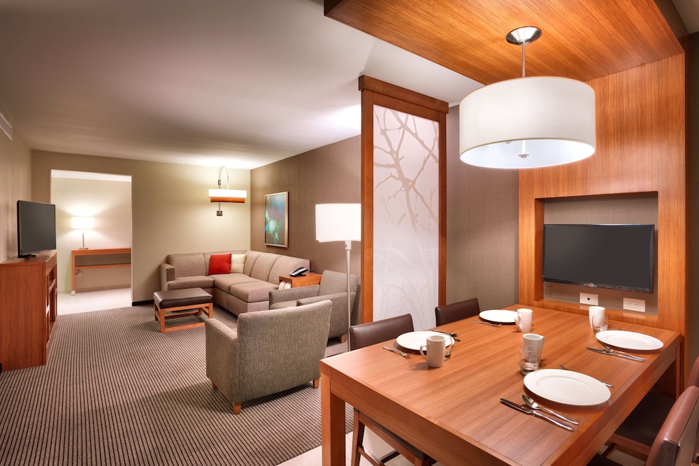 Suite de un dormitorio con cama king size (con sofá cama) del hotel Hyatt Place Salt Lake City/lehi. Foto 4