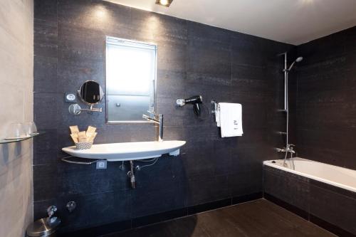 Habitación Doble con terraza del hotel Petit Palace Puerta de Triana. Foto 1