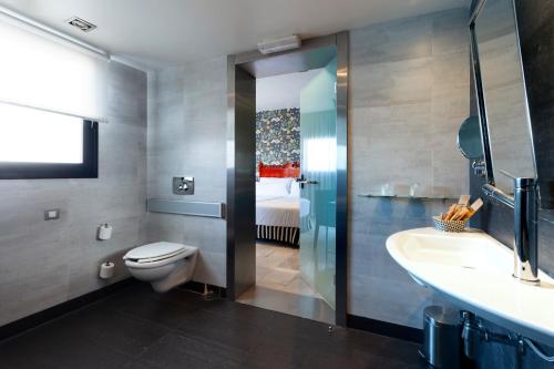 Habitación Doble con terraza del hotel Petit Palace Puerta de Triana. Foto 8