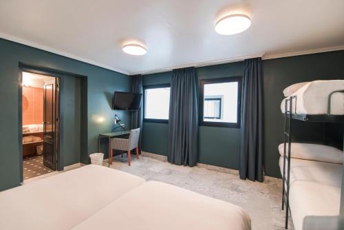 Habitación cuádruple del hotel Petit Palace Puerta de Triana. Foto 2