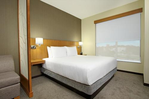 Habitación con cama extragrande del hotel Hyatt Place Houston Nw Vintage Park. Foto 2