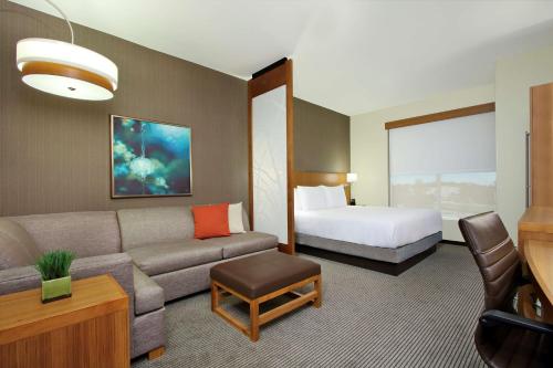 Habitación con cama extragrande del hotel Hyatt Place Houston Nw Vintage Park. Foto 7