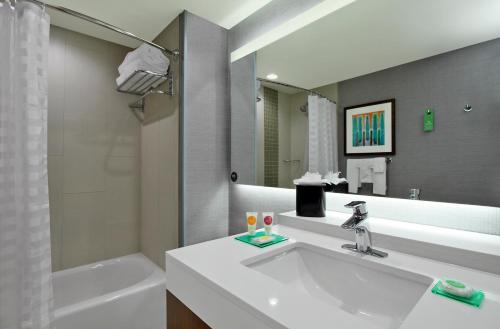 Habitación con 2 camas grandes del hotel Hyatt Place Houston Nw Vintage Park. Foto 5