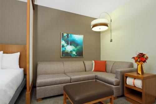 Habitación con 2 camas grandes y sofá cama - Planta alta del hotel Hyatt Place Houston Nw Vintage Park. Foto 1