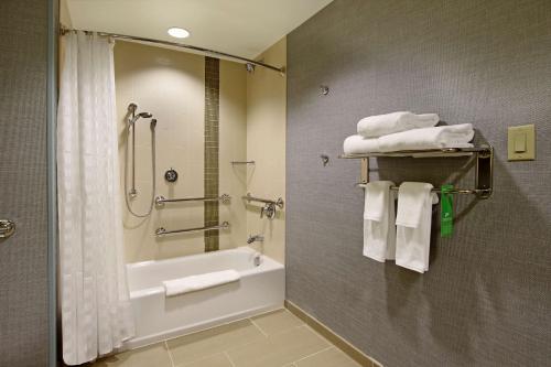 Habitación con cama extragrande, sofá cama y bañera accesible - Adaptada para personas con discapacidad del hotel Hyatt Place Houston Nw Vintage Park. Foto 1