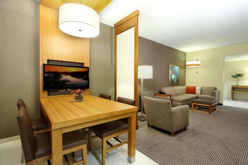 Suite con cama extragrande del hotel Hyatt Place Houston Nw Vintage Park