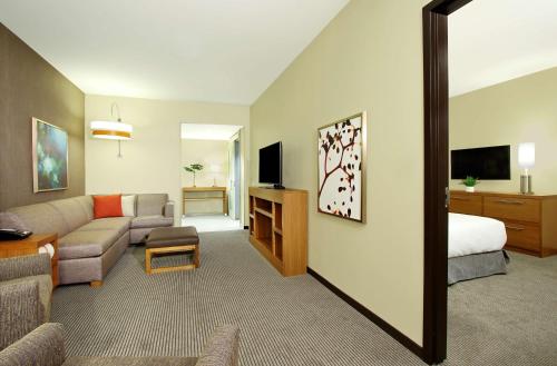 Suite con cama extragrande del hotel Hyatt Place Houston Nw Vintage Park. Foto 1