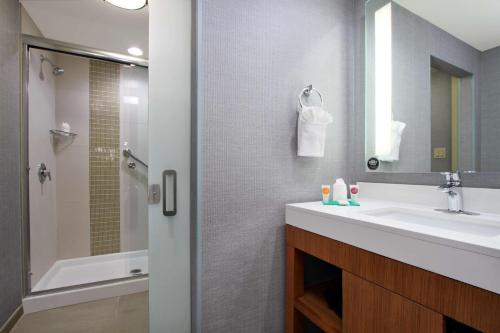 Suite con cama extragrande del hotel Hyatt Place Houston Nw Vintage Park. Foto 2