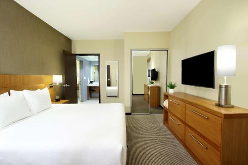 Suite con cama extragrande del hotel Hyatt Place Houston Nw Vintage Park. Foto 3