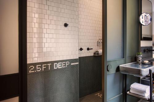 Habitación con 2 literas del hotel Moxy Nyc Times Square. Foto 4