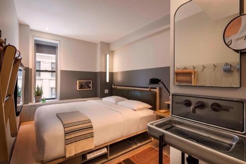 Habitación con cama extragrande. del hotel Moxy Nyc Times Square
