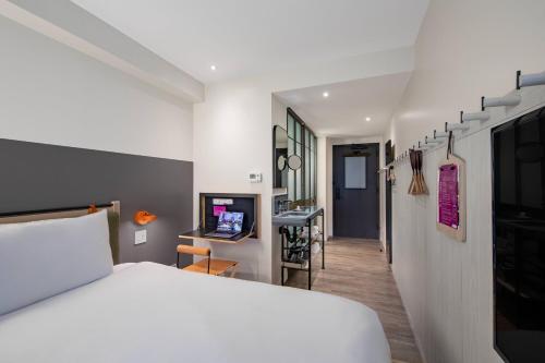 Habitación con cama extragrande. del hotel Moxy Nyc Times Square. Foto 2