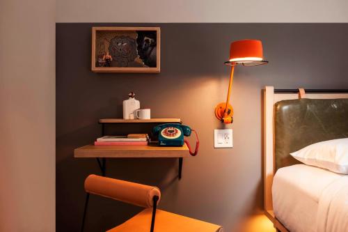 Habitación con cama extragrande. del hotel Moxy Nyc Times Square. Foto 3