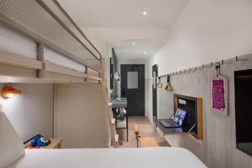 Habitación Superior con cama grande y cama individual elevada del hotel Moxy Nyc Times Square. Foto 1