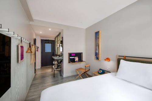 Habitación con cama grande y ducha accesible en silla de ruedas - Adaptada para personas con movilidad reducida del hotel Moxy Nyc Times Square