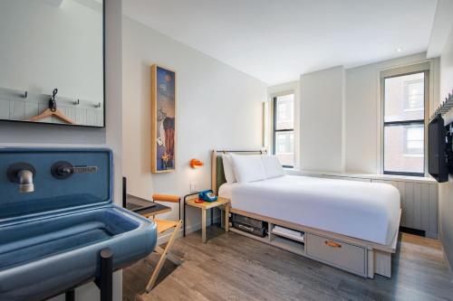 Habitación con cama grande y ducha accesible en silla de ruedas - Adaptada para personas con movilidad reducida del hotel Moxy Nyc Times Square. Foto 1