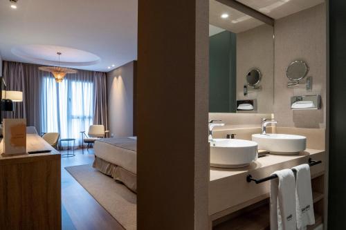 Habitación Doble Superior - 1 o 2 camas del hotel Barceló Oviedo Cervantes. Foto 13